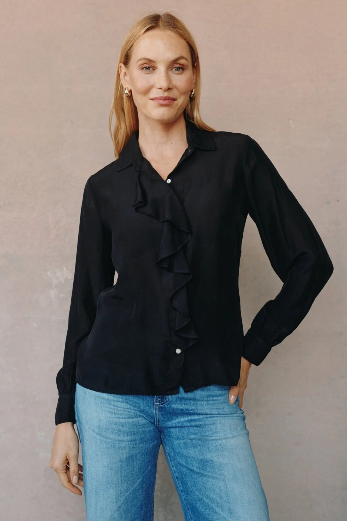 bella dahl ruffle front shirt black