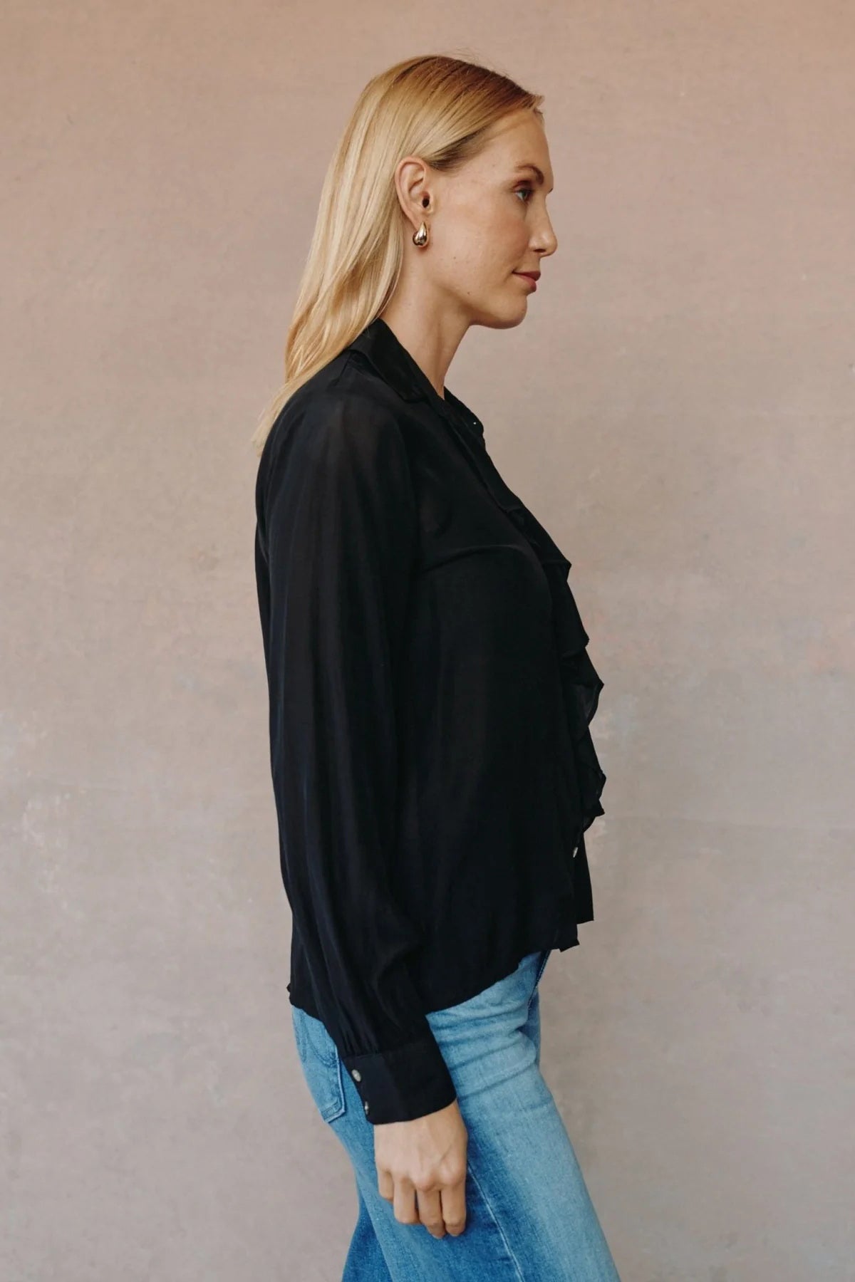 bella dahl ruffle front shirt black