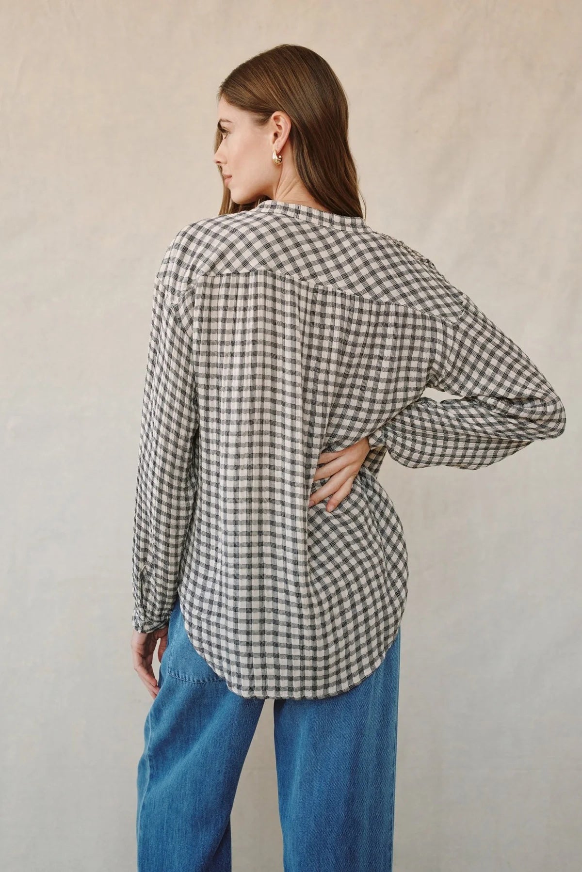 bella dahl shirred mandarin collar shirt ivory check plaid
