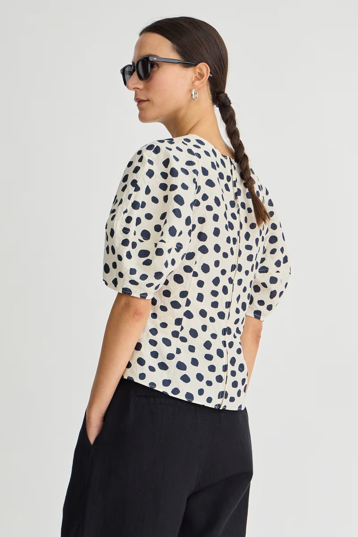 apiece apart lino top yayoi cream and navy