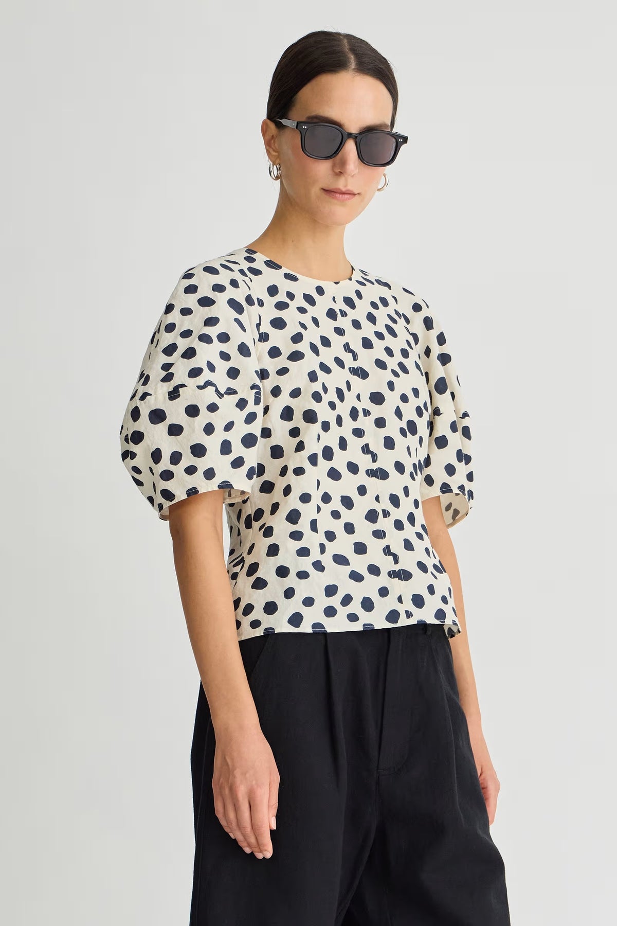 apiece apart lino top yayoi cream and navy
