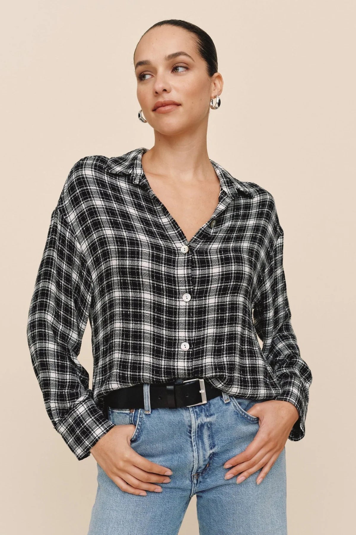 bella dahl boyfriend button down black & white plaid