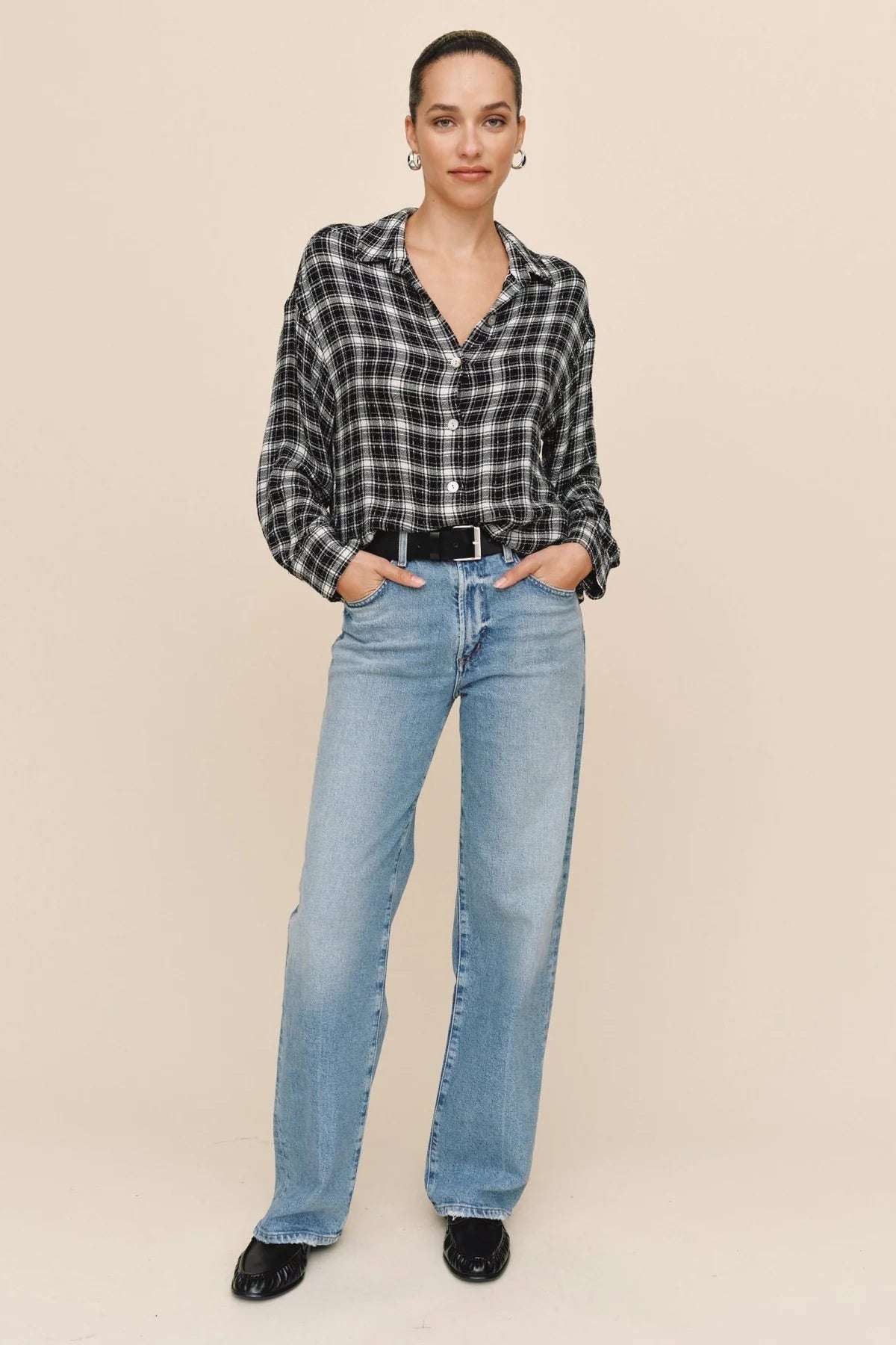 bella dahl boyfriend button down black & white plaid