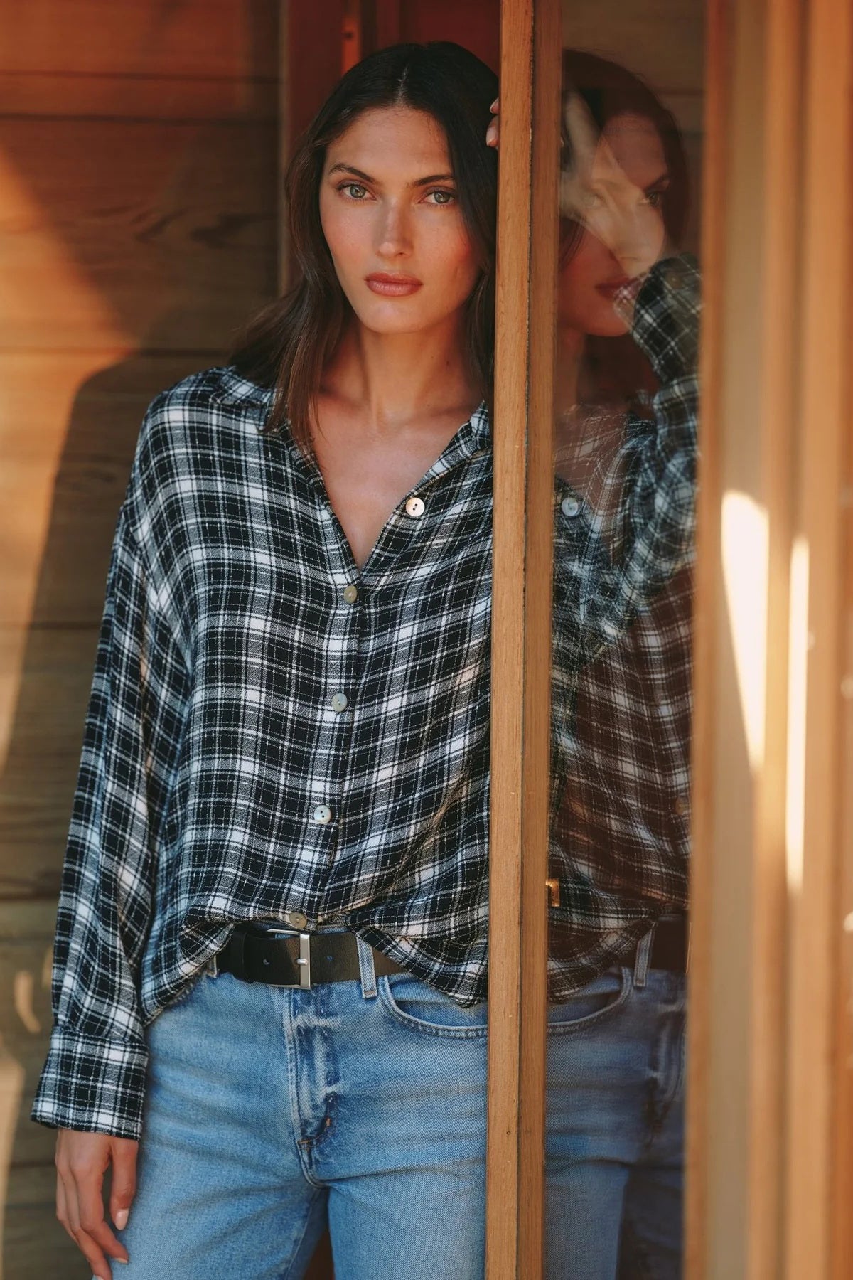 bella dahl boyfriend button down black & white plaid