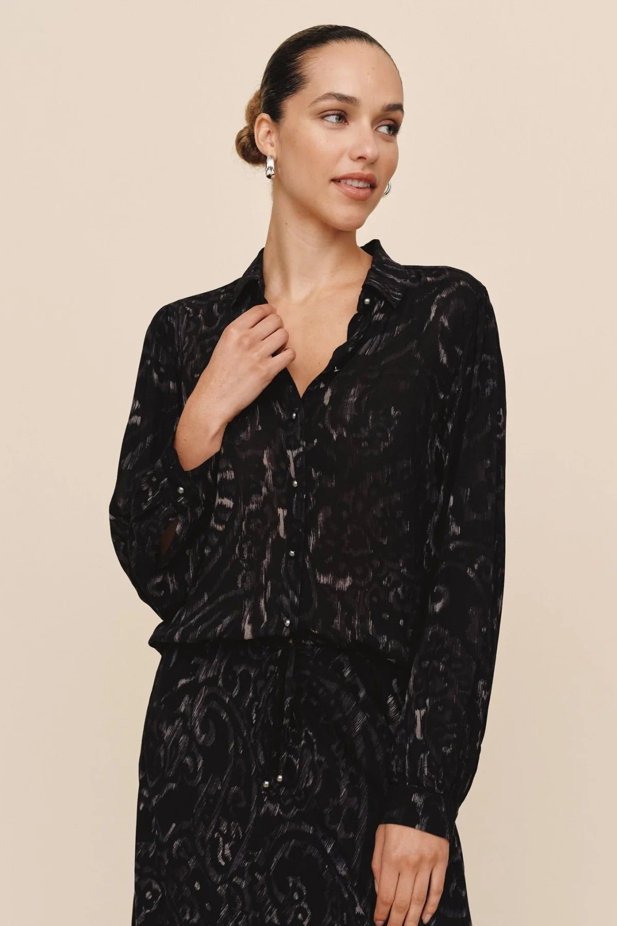 bella dahl fitted button down black paisley