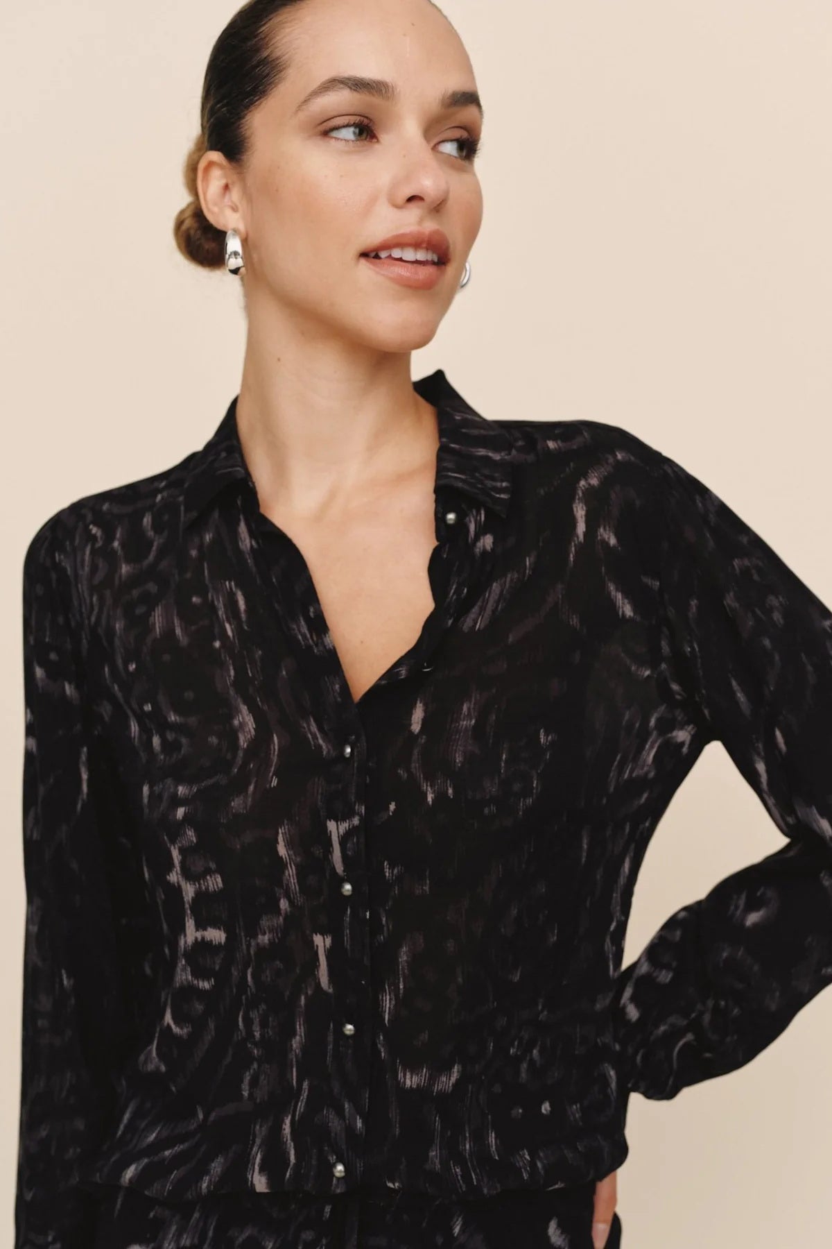 bella dahl fitted button down black paisley