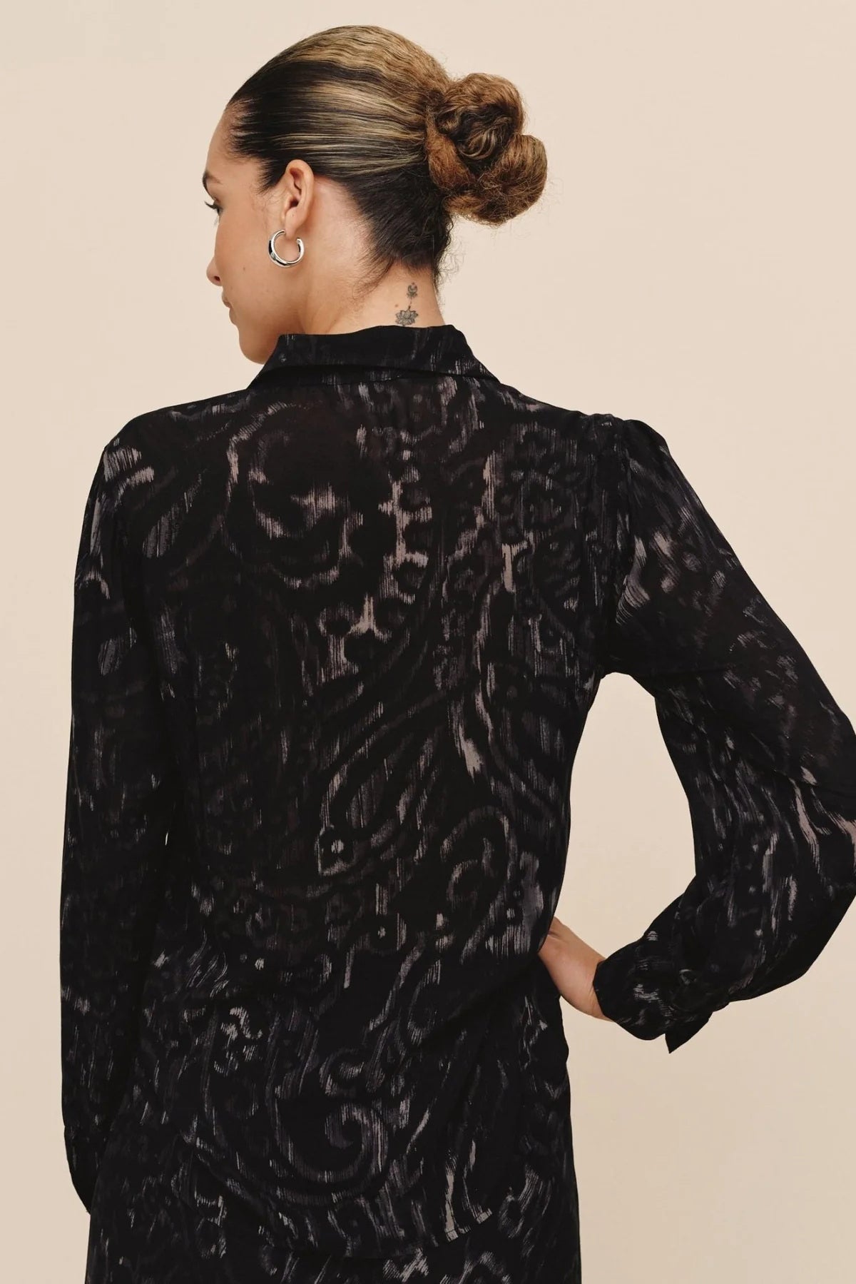 bella dahl fitted button down black paisley