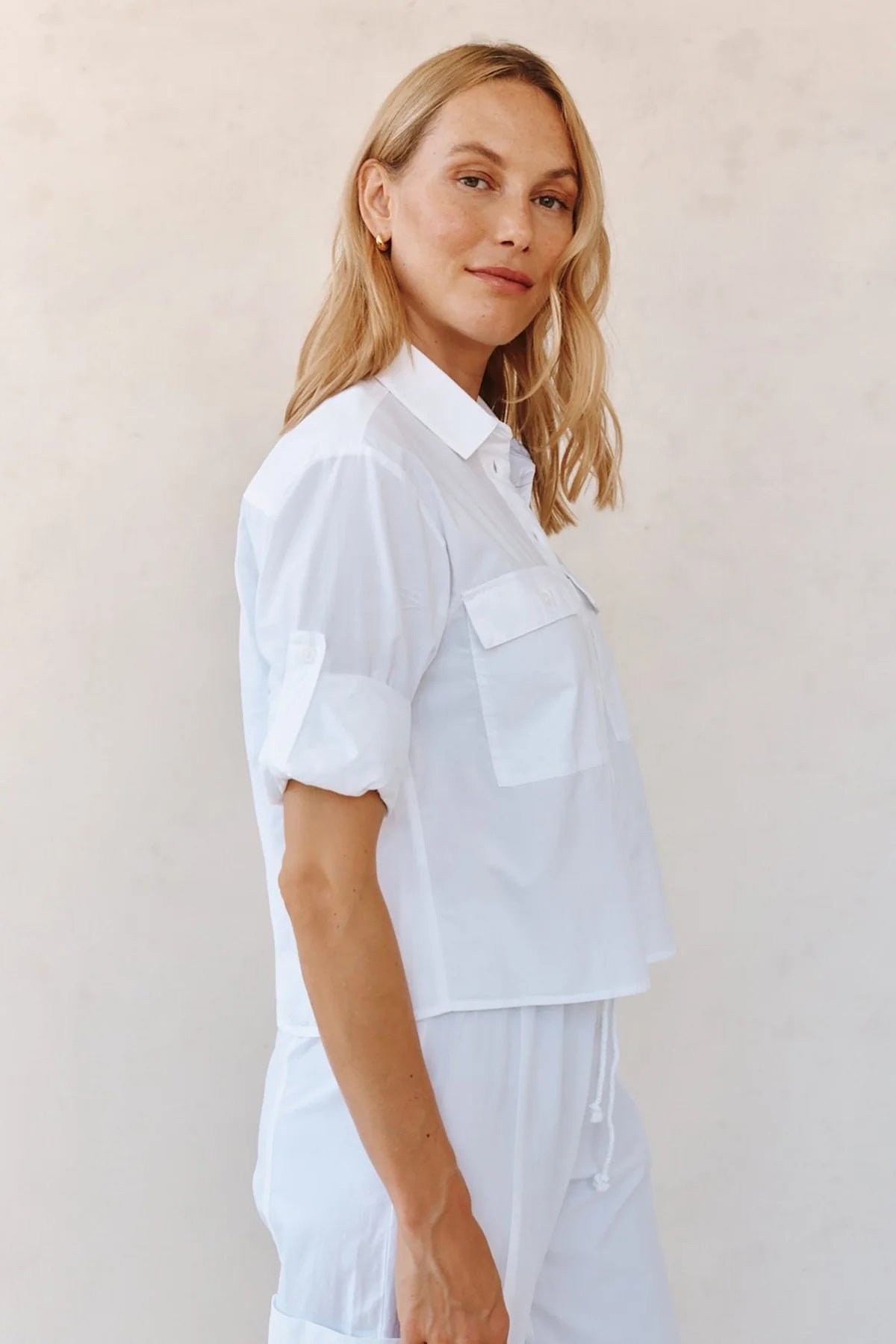 bella dahl long sleeve crop utility shirt white