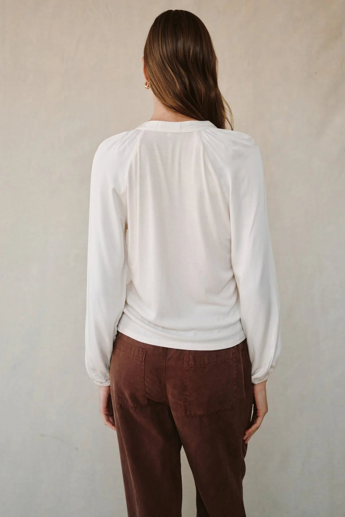 bella dahl long sleeve raglan mixed shirt ivory stone