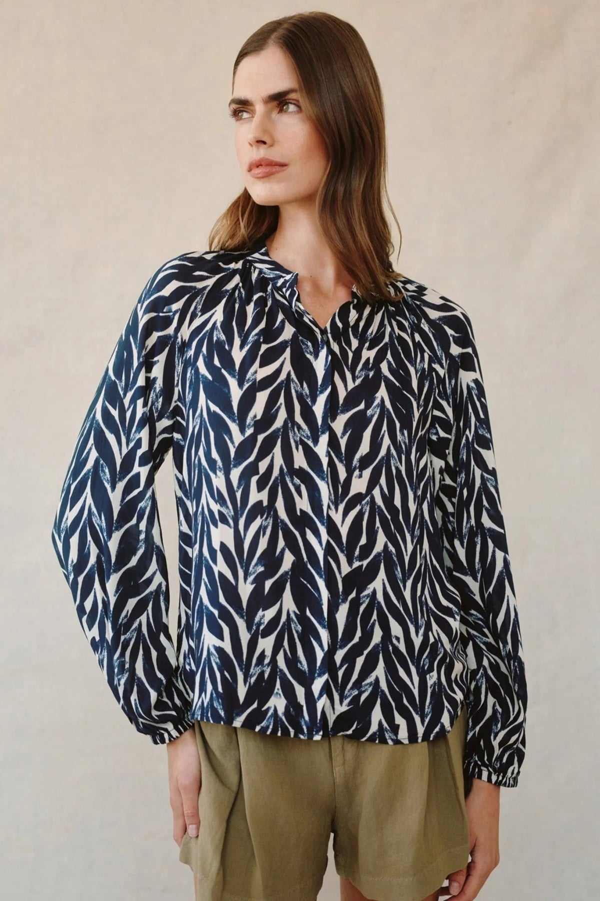bella dahl long sleeve shirred raglan navy leaves