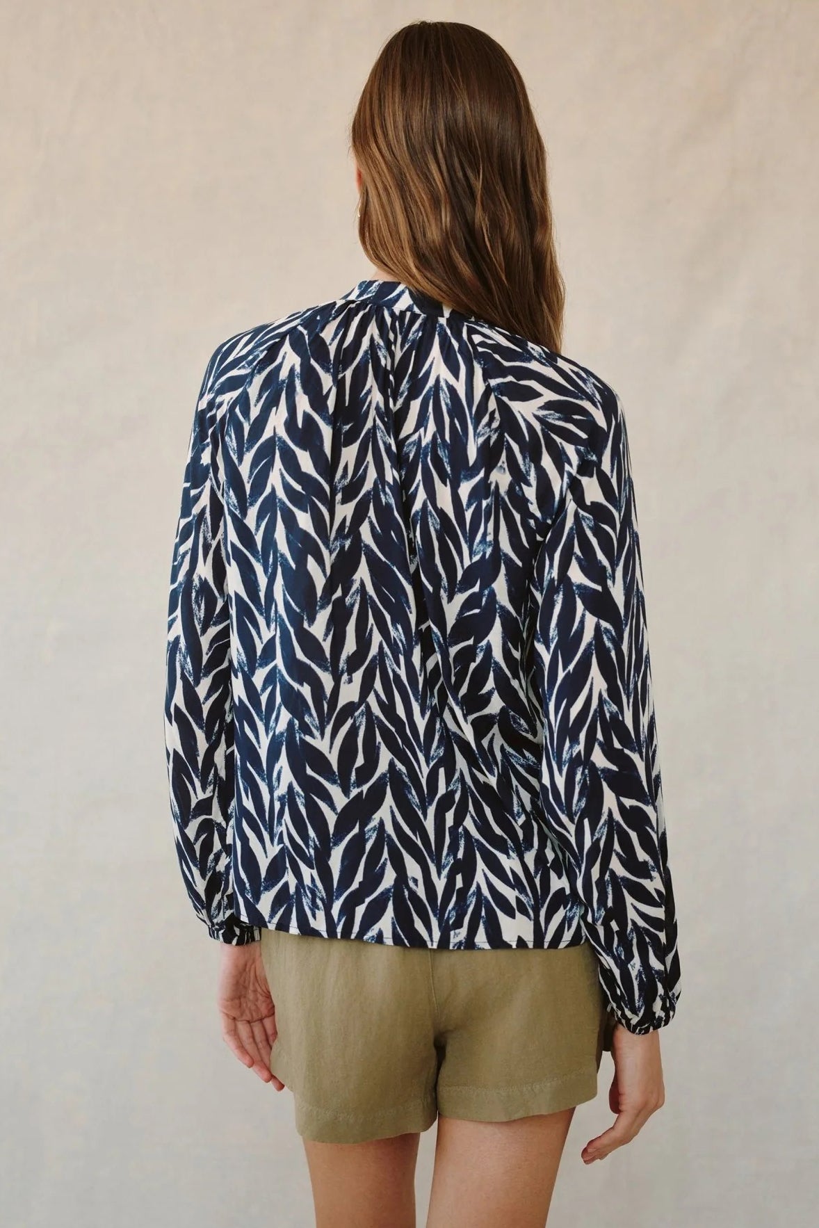 bella dahl long sleeve shirred raglan navy leaves