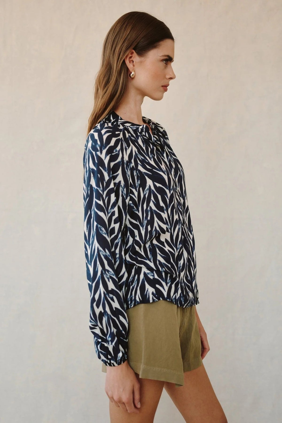 bella dahl long sleeve shirred raglan navy leaves