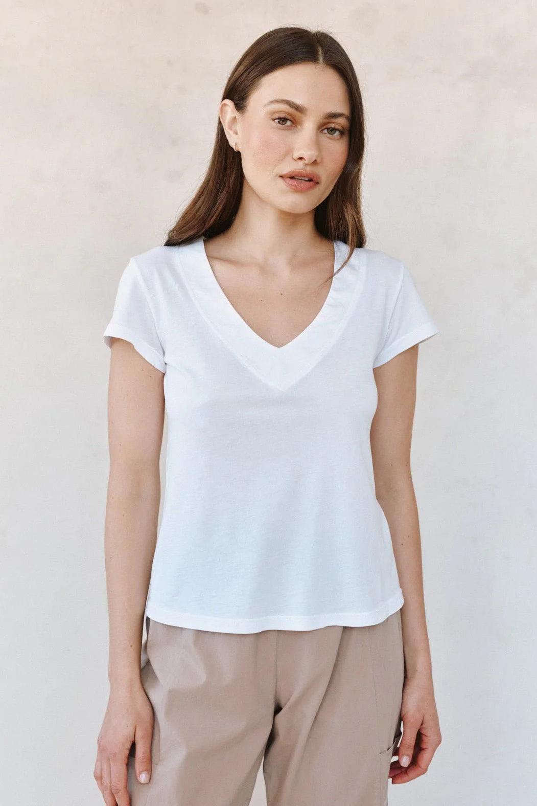 bella dahl mixed v-neck tee white