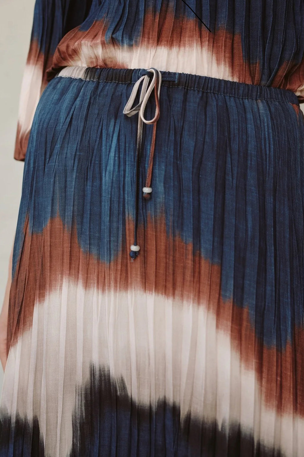 bella dahl pleated skirt with tie midnight tides