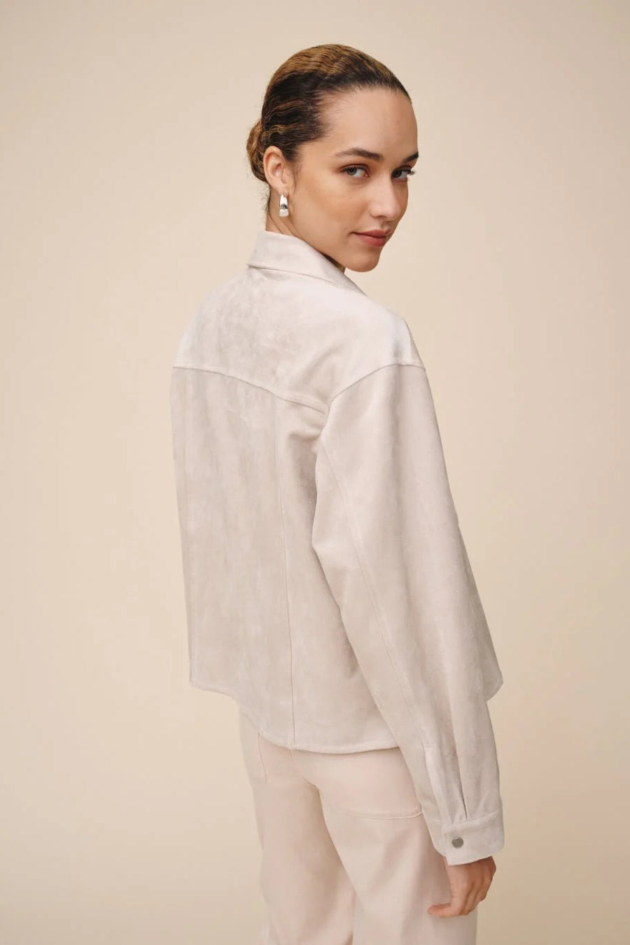 bella dahl seamed pocket shacket panna cotta