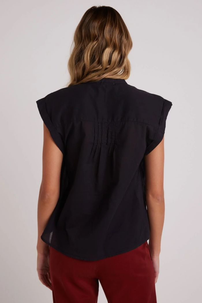 bella dahl short sleeve pintuck pullover black