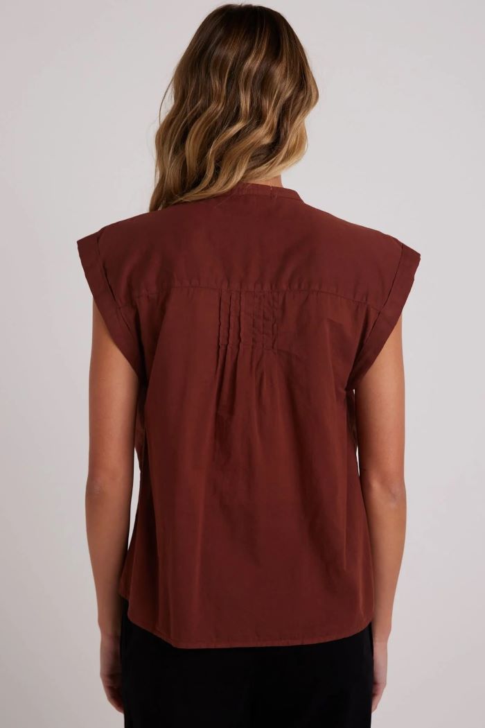 bella dahl short sleeve pintuck pullover cherry mahogany