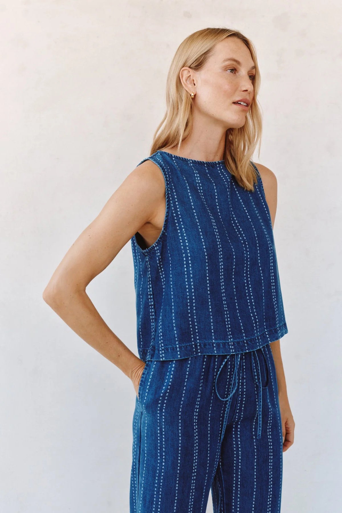 bella dahl sleeveless button back top indigo stripe