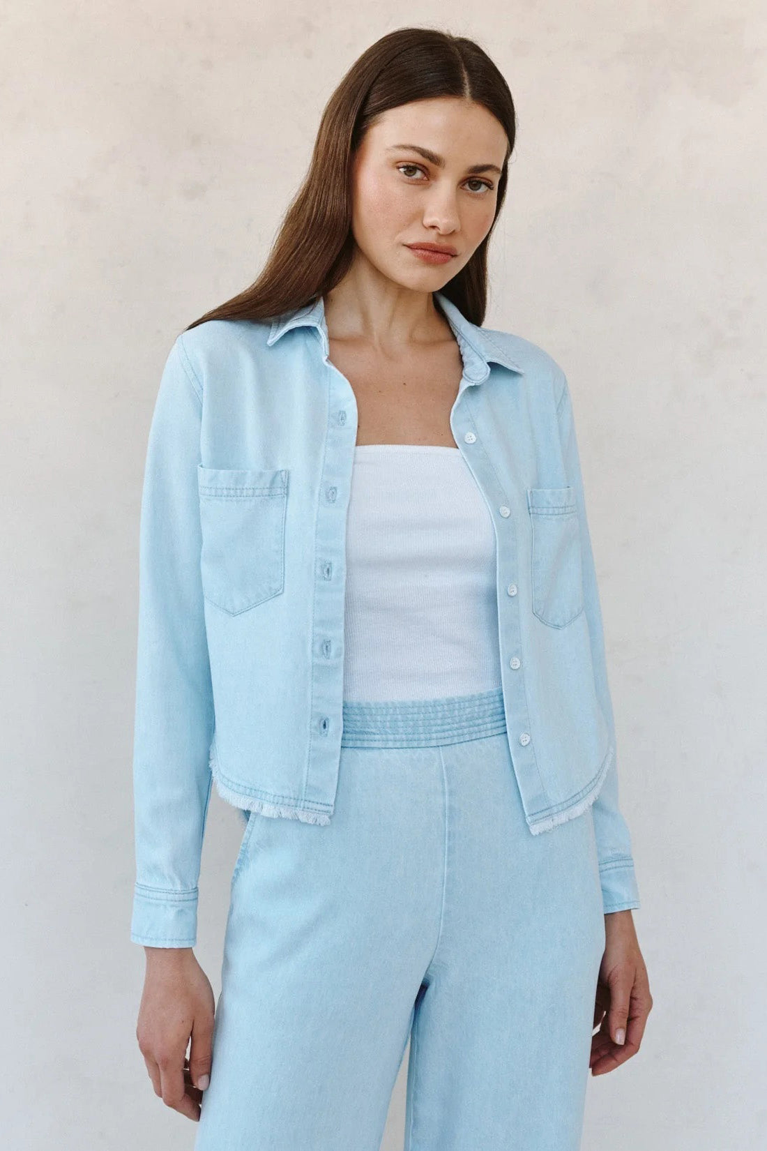 bella dahl two pocket fray hem shirt coastal fade wash