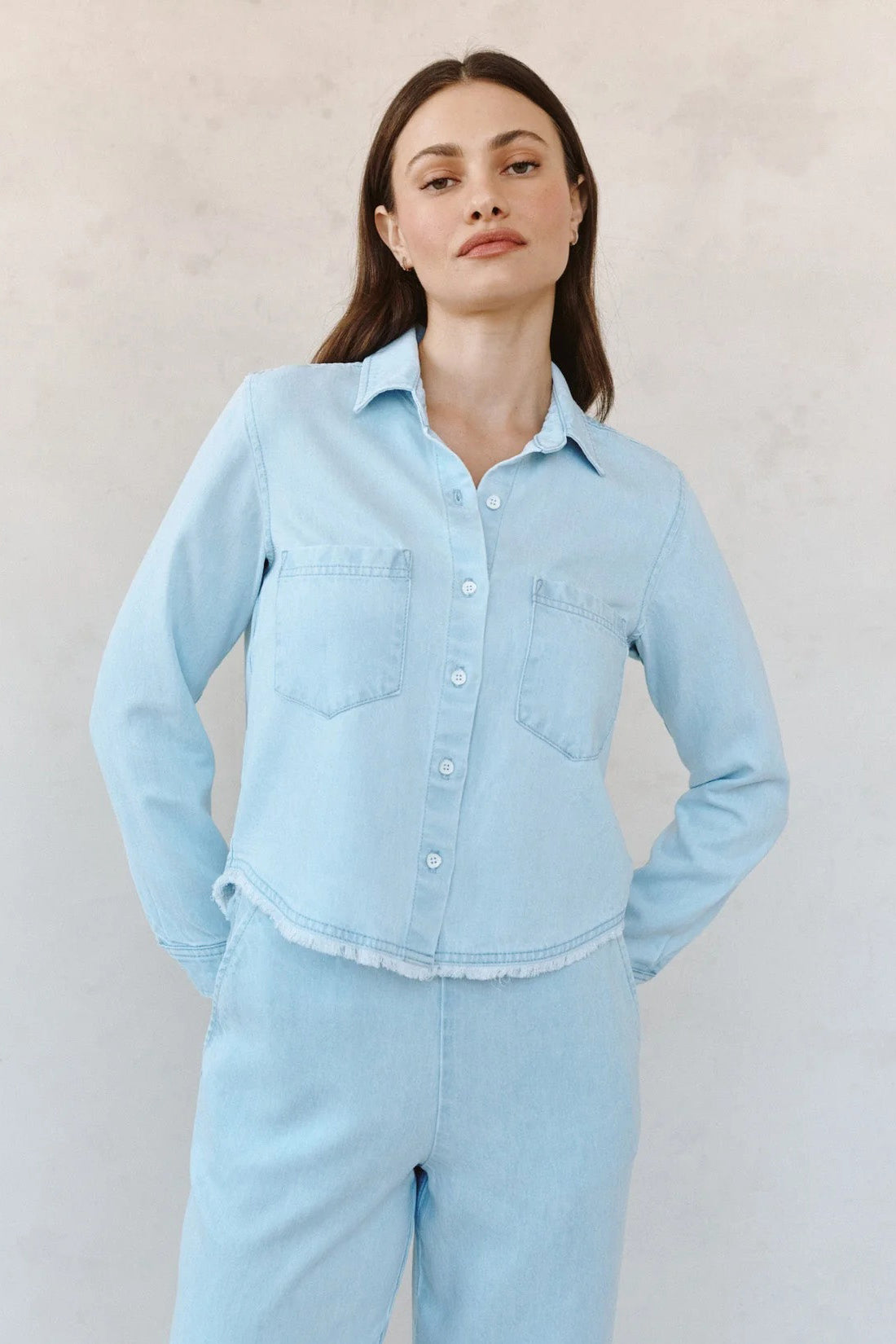 bella dahl two pocket fray hem shirt coastal fade wash