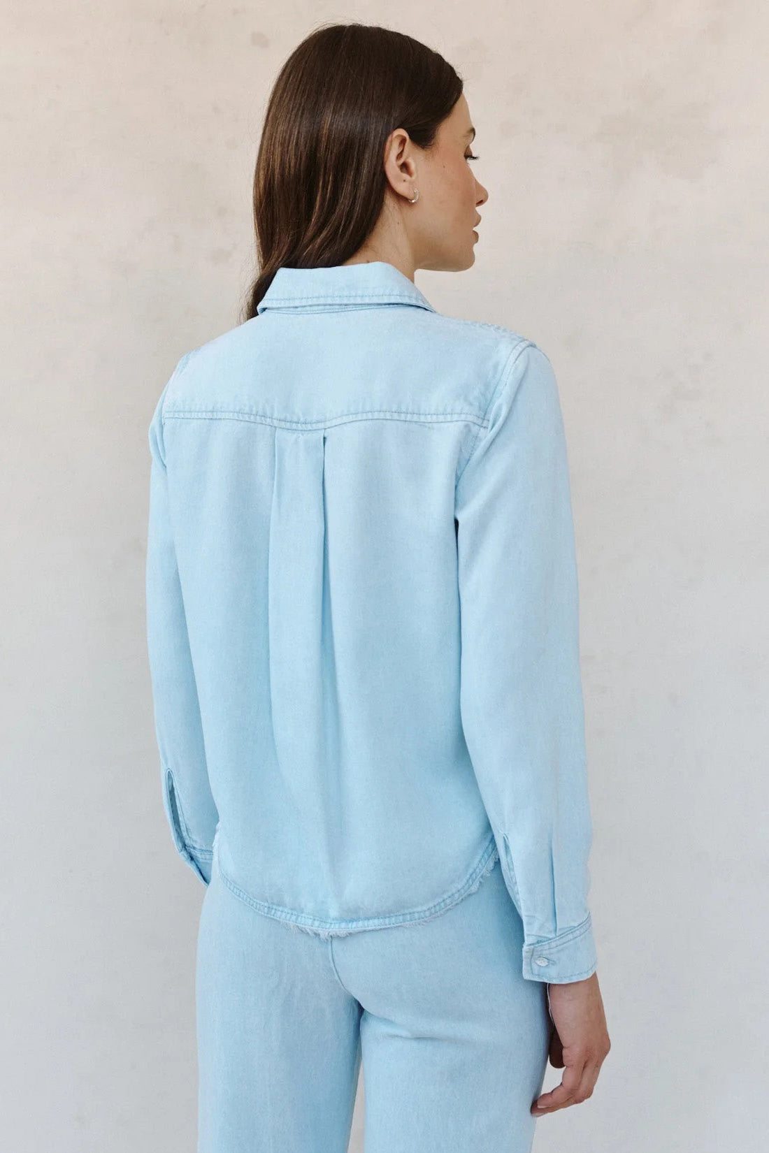 bella dahl two pocket fray hem shirt coastal fade wash