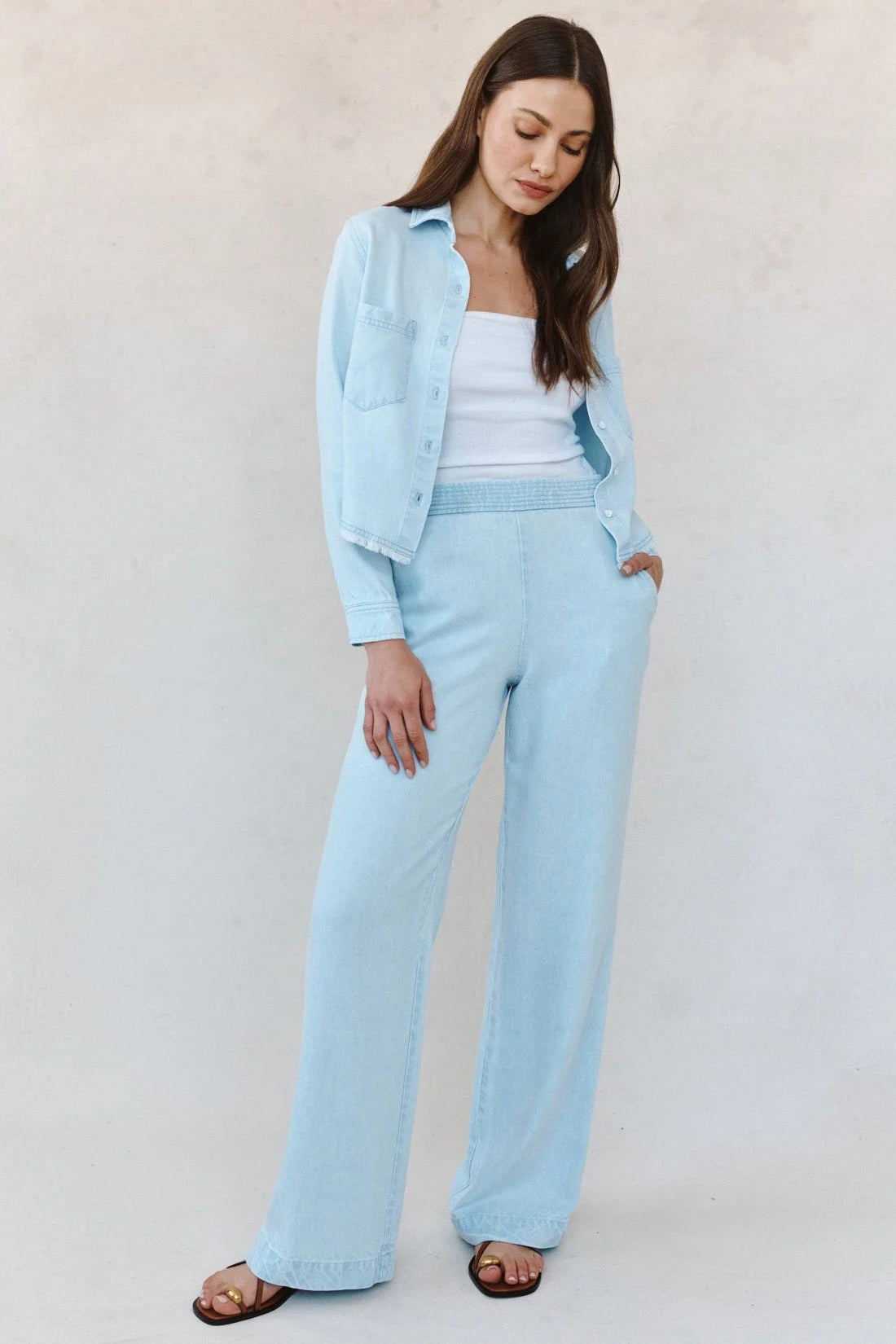 bella dahl two pocket fray hem shirt coastal fade wash