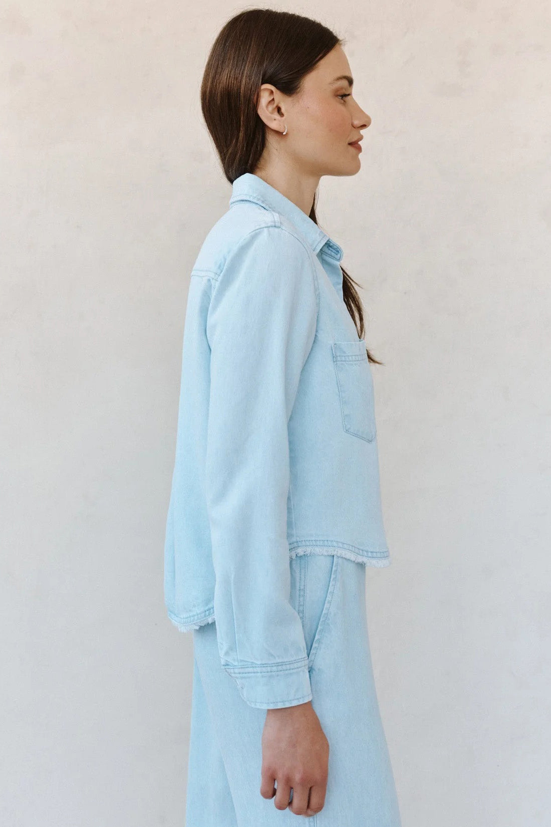 bella dahl two pocket fray hem shirt coastal fade wash