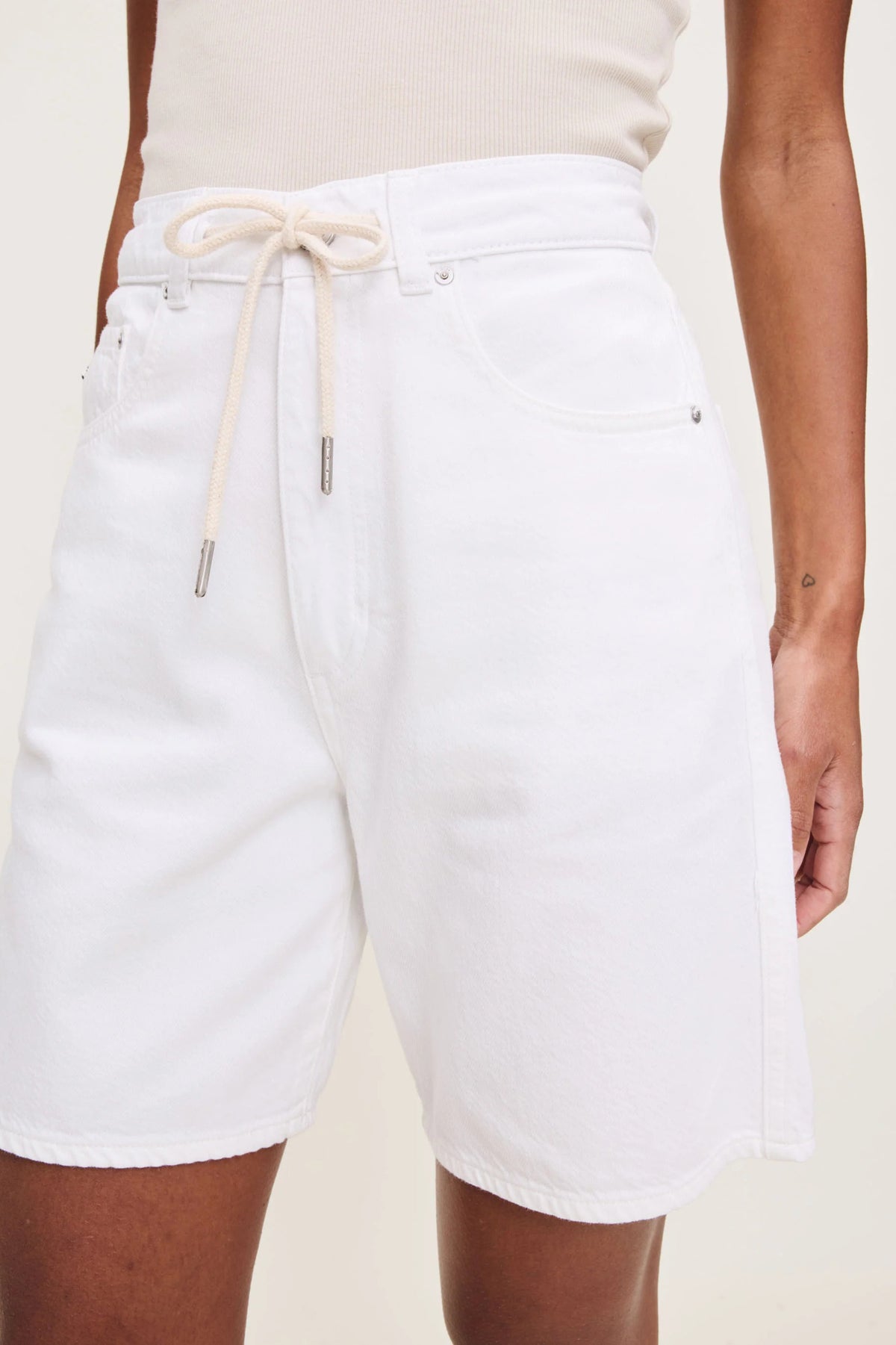 dl1961 taylor drawstring short white
